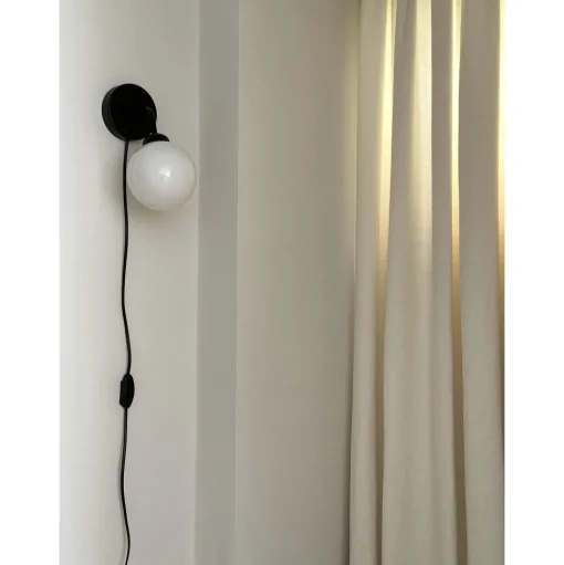 Nuura Apiales Váglampe Satin Sort med Ledning