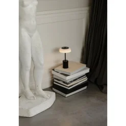Nuura Blossi Transportabel Lampe Mini Sort/Opal