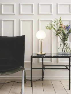 Nuura Miira Bordlampe Messing/Opal Hvid
