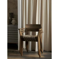 &Tradition Betty TK9 Spisebordsstol Med Armlán Røget Eg/Natural