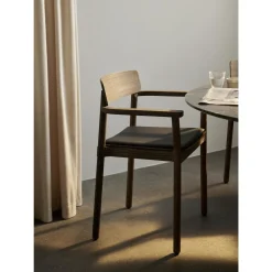 &Tradition Betty TK11 Spisebordsstol Med Armlán Sort Láder/Sort Ask