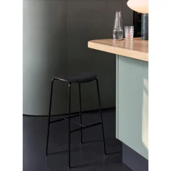 &Tradition Pavilion AV37 Counter Barstol Sort Lakeret Eg