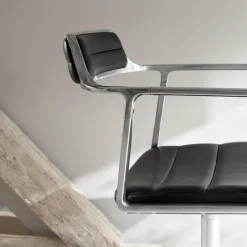 Vipp 452 Drejestol med Gulvglidere Aluminium/Sort Láder