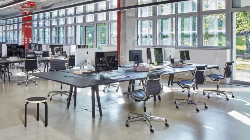 Vitra Aluminium EA 117 Kontorstol med Swivel, Armlán og Vippe Mekanisme