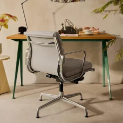 Vitra Aluminium EA 131 Kontorstol Med Swivel & Armlán Pastel Grøn/Canola