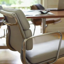 Vitra Aluminium EA 131 Kontorstol Med Swivel & Armlán Pastel Grøn/Canola