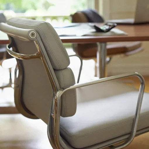 Vitra Aluminium EA 131 Kontorstol Med Swivel & Armlán Pastel Grøn/Canola