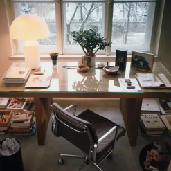 Vitra Aluminium EA 131 Kontorstol Med Swivel & Armlán Pastel Grøn/Canola