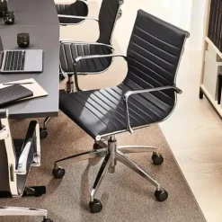Vitra EA118 Kontorstol med Swivel/Armlán/Vippemekanisme Sort Láder/Krom Stel