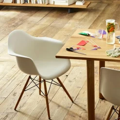 Vitra Eames Plastic DAW Spisebordsstol Hvid/Gylden Ahorn