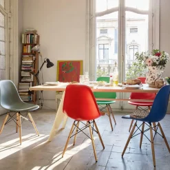 Vitra Eames Plastic DSW Spisebordsstol Dyb Sort/Gylden Ahorn