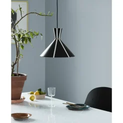 Warm Nordic Bloom Stripe Pendel Sort Noir/ Varm Hvid