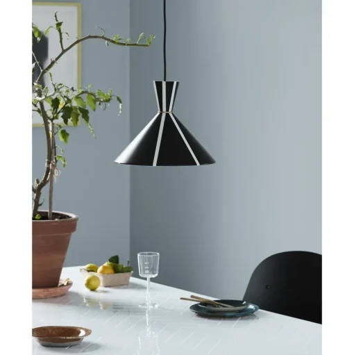 Warm Nordic Bloom Stripe Pendel Sort Noir/ Varm Hvid