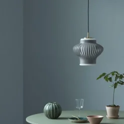 Warm Nordic Opal Lamella Pendel Sky Grå